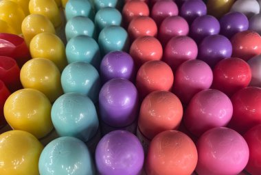 Soyut arkaplan oluşturan şişe kapaklarının birden fazla rengi.