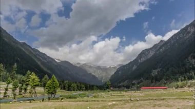 Bereketli yeşil dağların tepesinde hareket eden bulutlar..