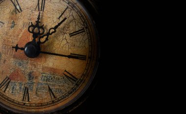 Siyah pankartta antika saat yakın görüntüsü.