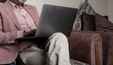 İş adamı ev ofisinden sıradan bir şekilde çalışıyor..