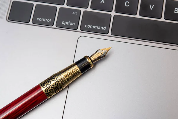 Fontein Pen Closeup Laptop Pad Overeenkomst Concept — Stockfoto