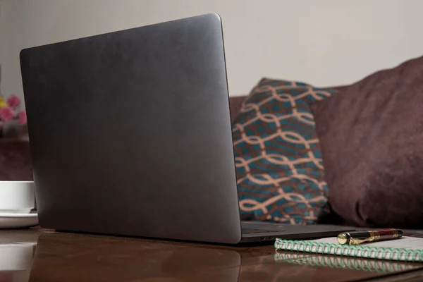 Arbeta Från Bekvämligheten Ditt Hem Koncept Med Laptop Och Soffa — Stockfoto