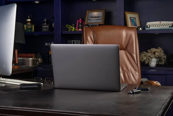 Interior Kantor Eksekutif Dengan Laptop Atas Meja Dan Kursi Coklat — Stok Foto