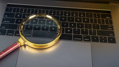 Dizüstü bilgisayarında büyüteç olan birini işe alıyoruz..