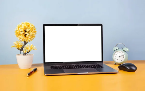 Mockup Tela Branco Laptop Para Seu Design Mesa Escritório — Fotografia de Stock