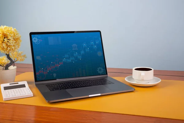 Laptopscherm Kantoortafel Toont Stijgende Trends Aandelenmarkt — Stockfoto
