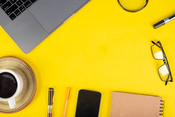 Mesa Escritório Moderna Com Modelo Banner Amarelo Espaço Cópia — Fotografia de Stock