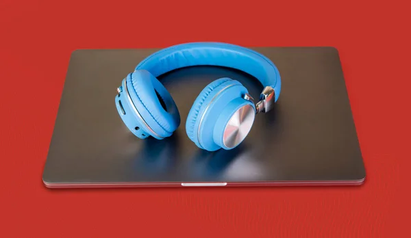 Blue Wireless Head Laptop Top Music Concept — Zdjęcie stockowe