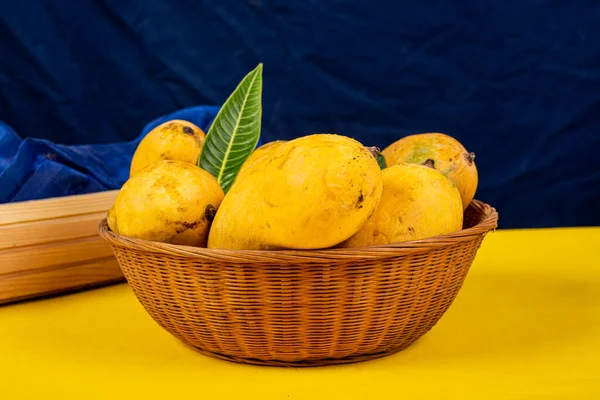 Closeup Chaunsa Mangoes Basket Blue Background — Foto Stock