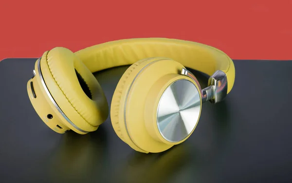 Yellow Color Wireless Headphone Closeup Concept Music Exercise — Zdjęcie stockowe