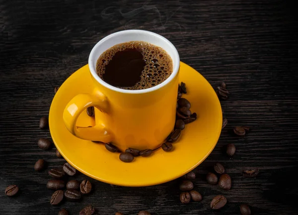 Hot Coffee Yellow Cup Coffee Beans Dark Back Table — Zdjęcie stockowe