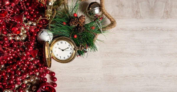 Tema Celebração Natal Com Mesa Madeira Clara Vista Superior Relógio — Fotografia de Stock
