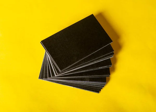 Μαύρη Στοίβα Επαγγελματικές Κάρτες Κίτρινο Φόντο Μακέτα Για Σχέδιό Σας — Φωτογραφία Αρχείου