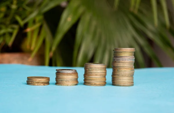 Conceito Crescimento Financeiro Com Barra Moedas Fundo Verde — Fotografia de Stock