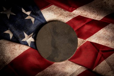 Arka planda Amerika Birleşik Devletleri bayrağı üzerinde kopyalama alanı bulunan çelik parçası