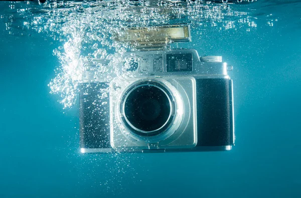 Vintage Fotocamera Annegamento Acqua Con Spruzzi Sfondo Blu — Foto Stock