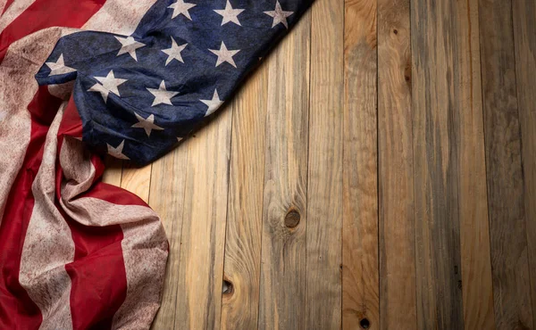Eski Amerika Birleşik Devletleri Bayrağı Ahşap Masa Manzarasında — Stok fotoğraf