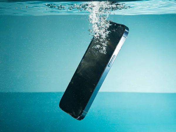 Nowoczesny Telefon Komórkowy Tonący Zbiorniku Wody Koncepcja Ryzyka — Zdjęcie stockowe