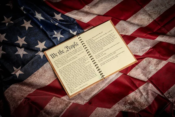 Biz Insanlar Birleşik Devletler Bayraklarıyla Ilgili Anayasanın Başlangıcındayız — Stok fotoğraf