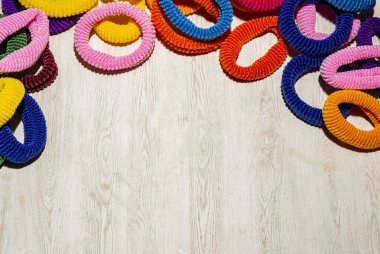 Fotokopi alanı açık arkaplanda renkli saç tutucuları. Moda teması.