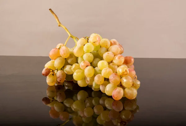 Juicy Bunch Fresh Grapes Black Reflective Background — Stock Photo, Image