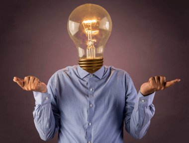 Kafa karışıklığı konsepti modeli soran duruş ve ampul başlığı ile.