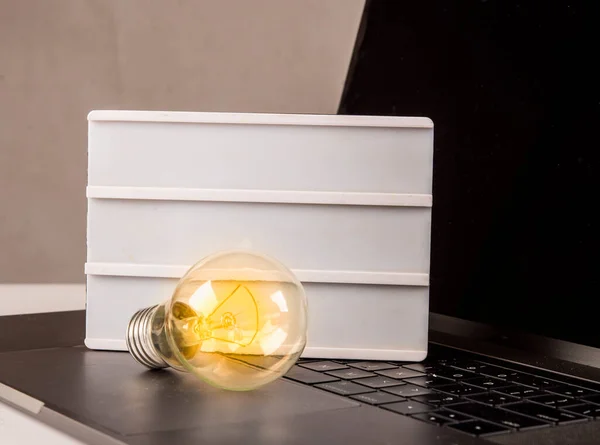 Nästa Stora Idé Koncept Med Glödlampa Laptop Touch Pad — Stockfoto