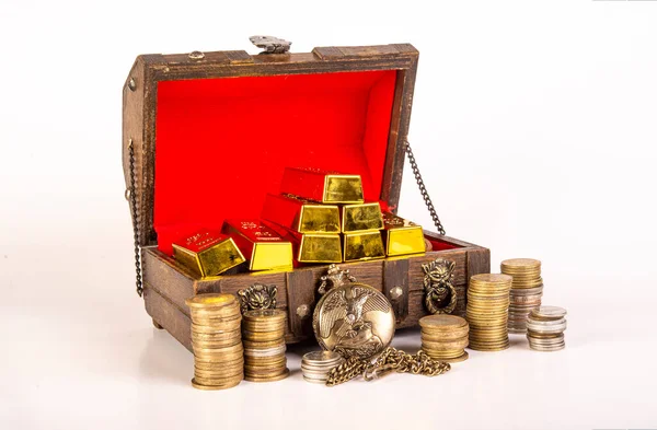 Vintage Treasure Theme Gold Bars Coins Wooden Box White Background — Stock Photo, Image