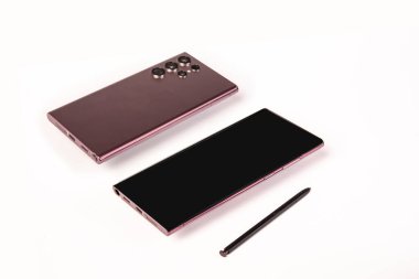 Dokunmatik kalemle modern akıllı telefon ön ve arka görünümü.