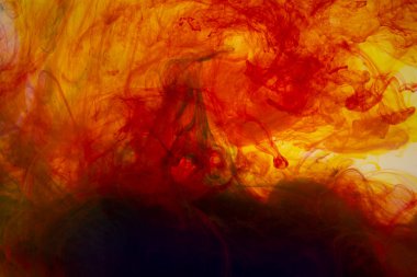 Kırmızı ve turuncu soyut afiş sanatını resmediyor.