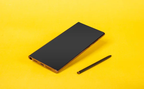 Smartphone Moderno Con Penna Touch Isolato Banner Giallo — Foto Stock