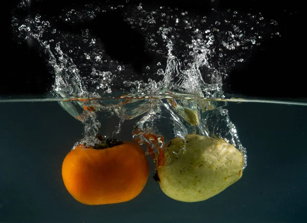 Frutas Que Entran Agua Con Salpicaduras Por Todas Partes Concepto — Foto de Stock