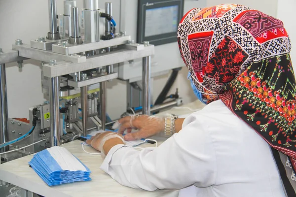 Trabajadora Que Produce Máscaras Faciales Fábrica —  Fotos de Stock