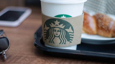 kahve fincanı ve kruvasan ahşap masada