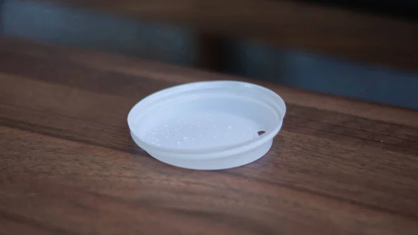 Cangkir Plastik Putih Atas Meja Kayu — Stok Foto