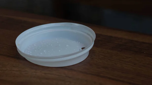 Mangkuk Keramik Putih Dengan Tutup Atas Meja Kayu — Stok Foto