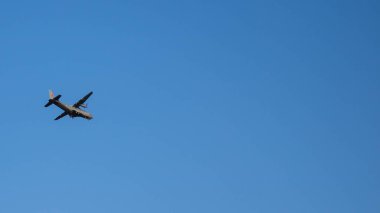 Gökyüzünde uçan bir uçak