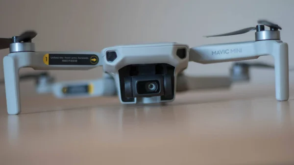 Beyaz arkaplanda modern bir kamera.