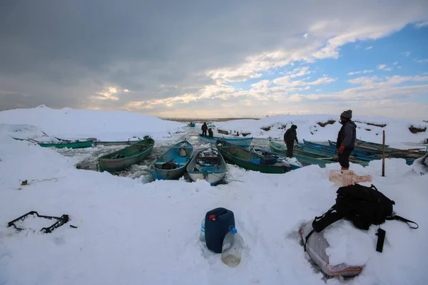 在冰冷的海面上的渔民 — 图库照片