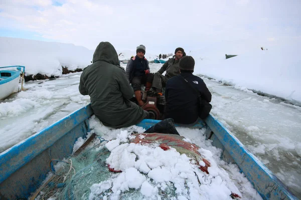 Buzlu Denizde Teknedeki Balıkçılar — Stok fotoğraf