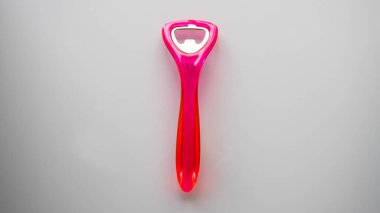 Beyaz arka planda pembe bir açacağın yakın plan çekimi.