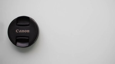 Beyaz arkaplanda siyah kablosuz tuş