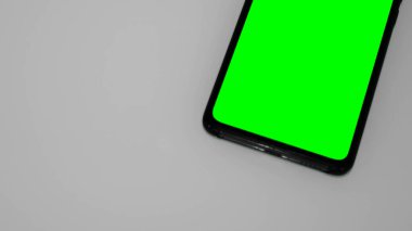 Beyaz arkaplanda boş ekranı olan akıllı telefon