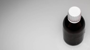 Beyaz arka planı olan boş cam şişe.