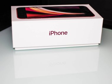 Beyaz arkaplanda iPhone kutusu