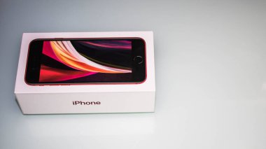 Beyaz arkaplanda iPhone kutusu