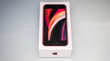 Beyaz arkaplanda iPhone kutusu