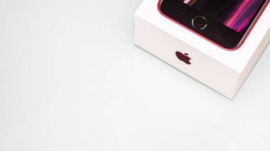 Beyaz arkaplanda iPhone kutusu