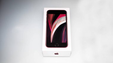 Beyaz arkaplanda iPhone kutusu