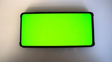 beyaz arkaplanda siyah akıllı telefon